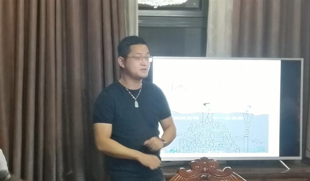 圳市晶津供應鏈管理有限公司經(jīng)理吳澤鑫介紹了公司的代理報關(guān)和進(jìn)出口業(yè)務(wù)。