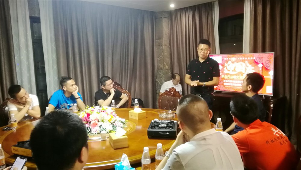 深圳市迅來(lái)通國際貨運代理有限公司總經(jīng)理兼會(huì )議主持人康喜初介紹了公司的情況。 