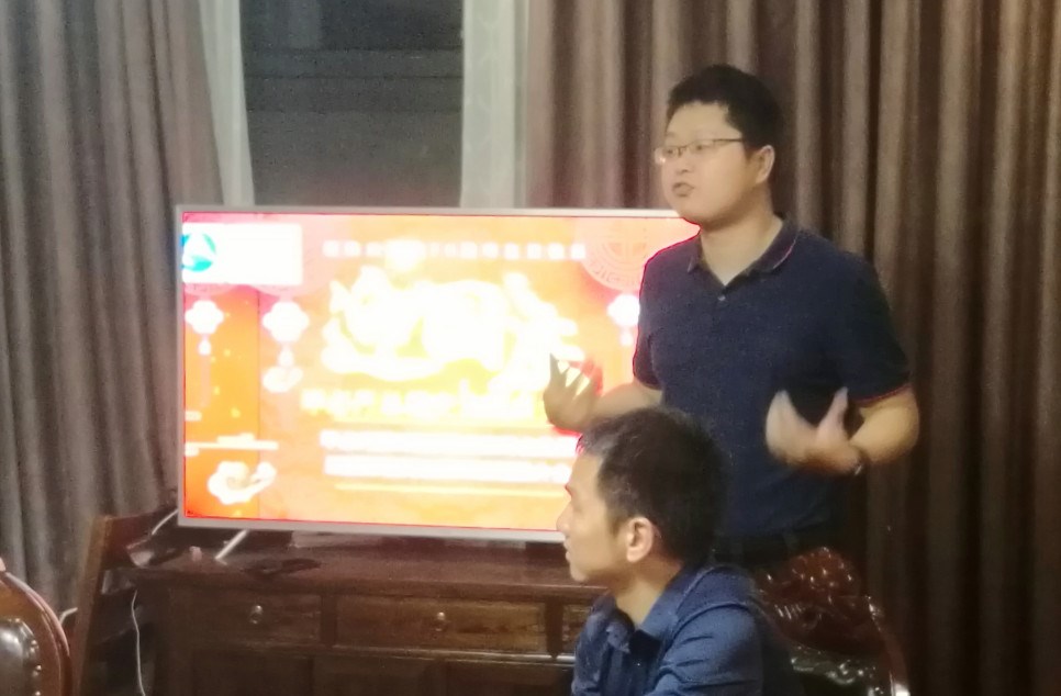 眾惠財產(chǎn)相互保險社總監陳遠峰介紹了給中小企業(yè)進(jìn)行信用融資貸款的情況，成為大家將來(lái)的“金主”。