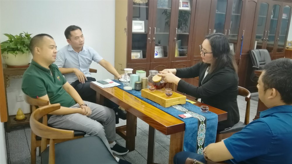 方美琪女士主持：溫馨愉悅的品茶、聊天。 
