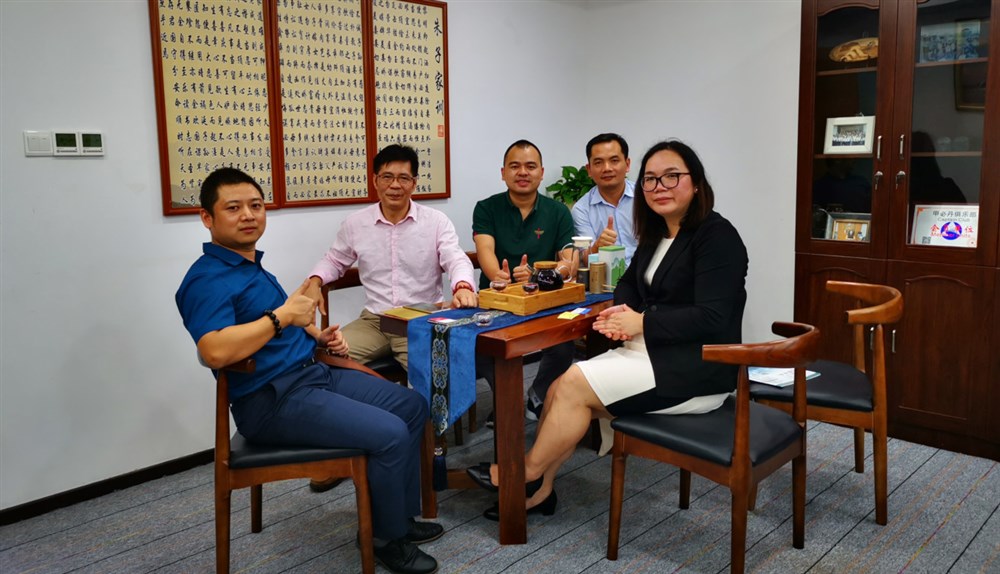 左起：深圳市深金實(shí)國際供應鏈有限公司副總張梁、通用運費網(wǎng)創(chuàng  )始人黃炳軒、甲必丹俱樂(lè )部執行會(huì )長(cháng)張桅、壹飛揚供應鏈管理（深圳）有限公司總經(jīng)理彭小飛、深圳市新里程國際物流有限公司總經(jīng)理方美琪。 