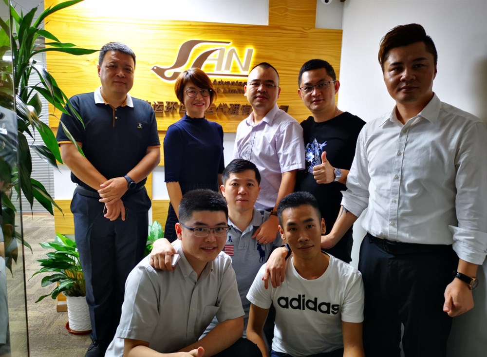 甲必丹俱樂(lè )部執行會(huì )長(cháng)張桅帶領(lǐng)我們拜訪(fǎng)深圳市佳運環(huán)世貨運代理有限公司留影。