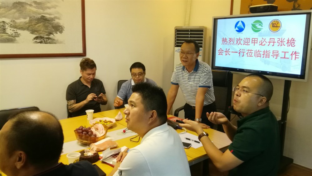 深圳市五洲盛通物流有限公司總經(jīng)理沈其波在介紹公司業(yè)務(wù)