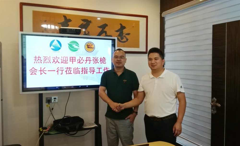 甲必丹俱樂(lè )部執行會(huì )長(cháng)張桅和河源市三葉供應鏈管理有限公司董事長(cháng)葉樹(shù)勇合影
