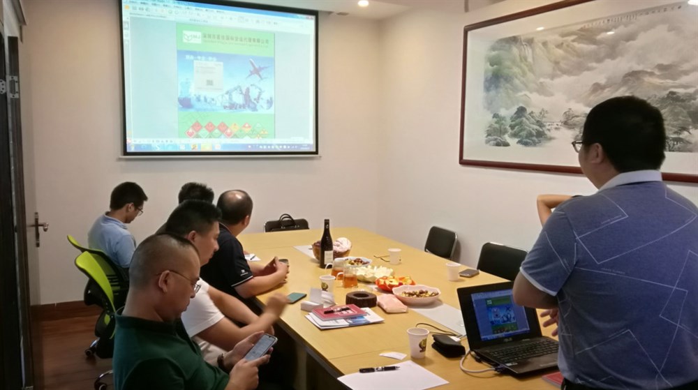 深圳市茗佳國際貨運代理有限公司總經(jīng)理鄧磊在發(fā)言