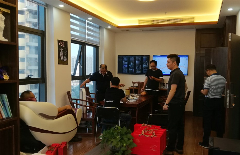  與會(huì )人員在休閑茶歇