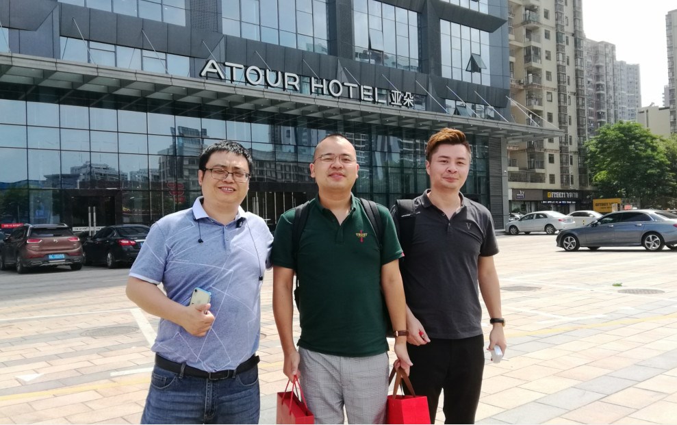 在河源市三葉供應鏈管理有限公司辦公大樓前合影