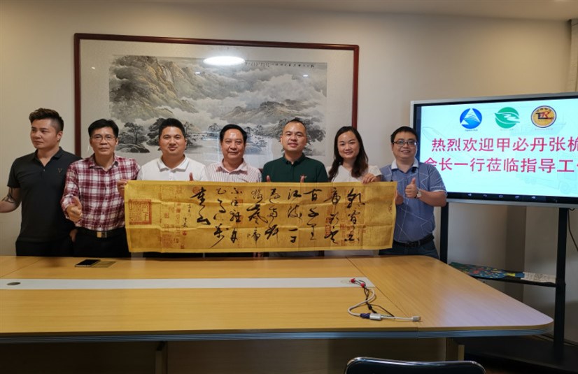 與會(huì )代表發(fā)言留影