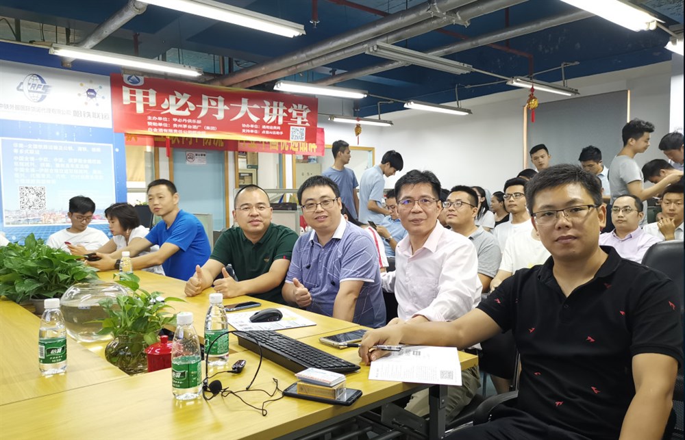 前排右起迅來(lái)通總經(jīng)理康喜初、通用運費網(wǎng)黃炳軒、茗佳國際鄧磊、甲必丹俱樂(lè )部執行會(huì )長(cháng)張桅