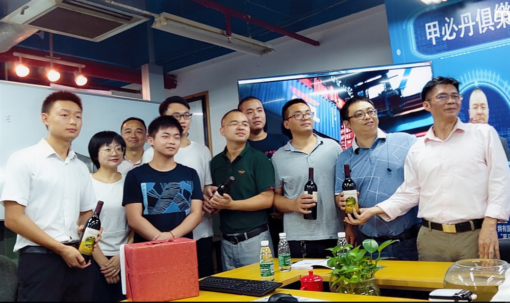 大會(huì )給獲獎嘉賓進(jìn)行頒獎。