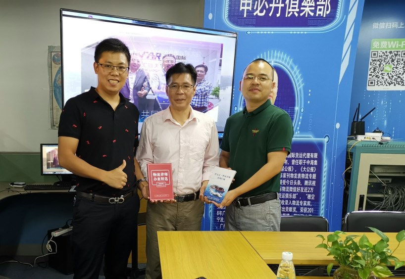 大會(huì )主持人康喜初（左）、黃炳軒、張桅合影。