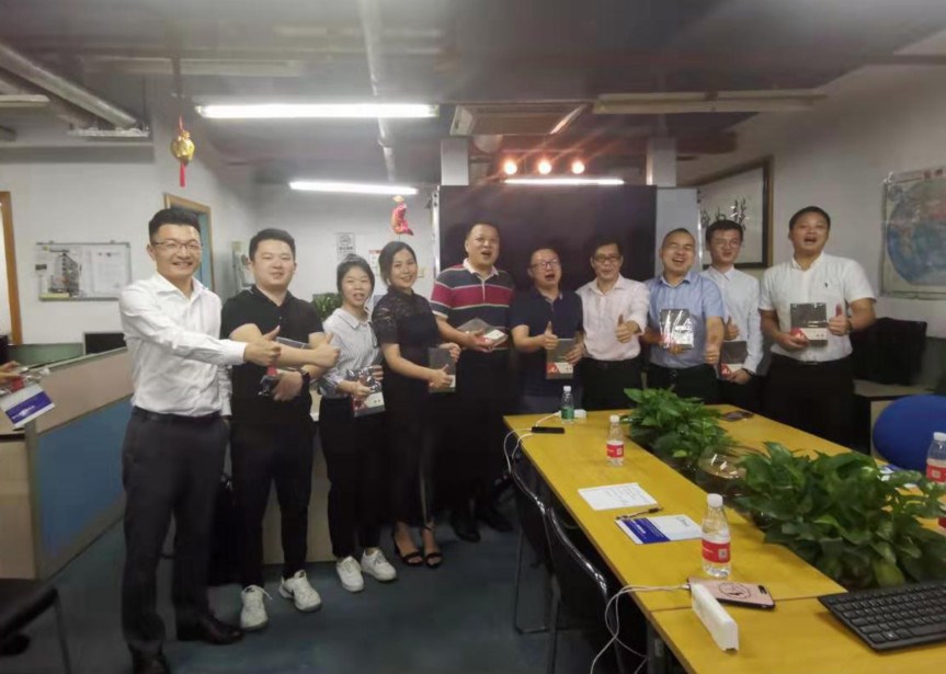 大會(huì )給獲獎嘉賓進(jìn)行頒獎