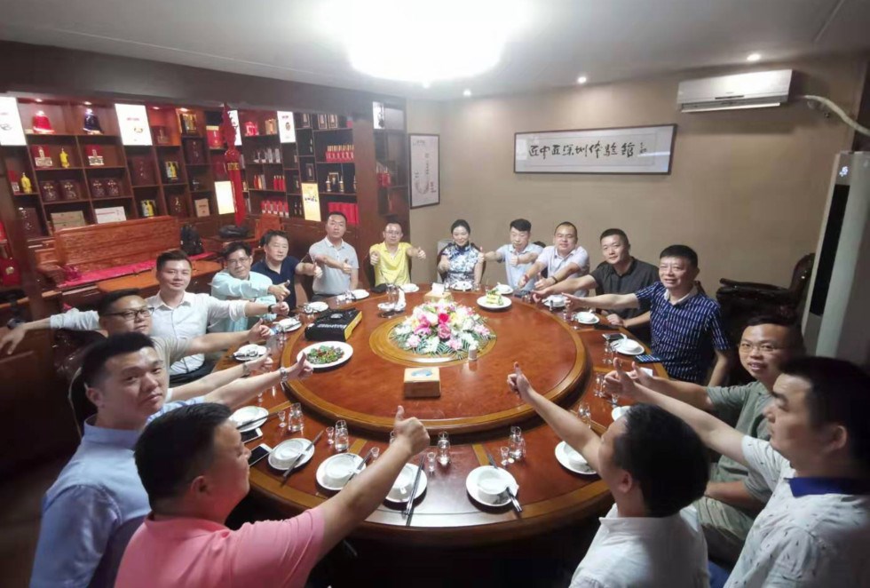 物流貨代大咖們圓桌會(huì )議的全家福