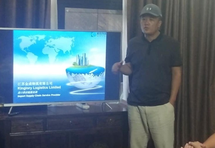 江蘇金成物流有限公司總經(jīng)理楊亦強介紹了公司的特色與宏達的未來(lái)戰略目標。