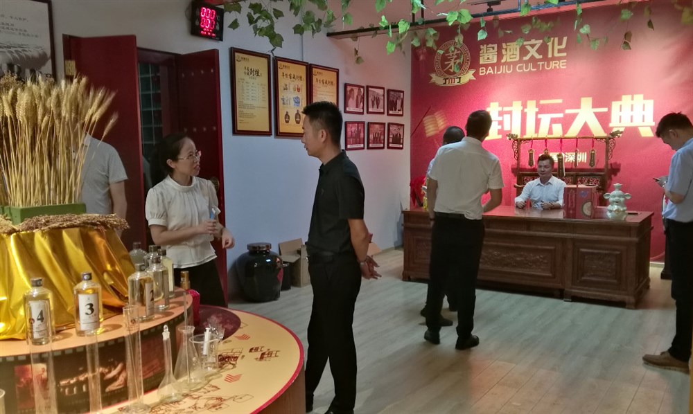 別有洞天的酒窖：我來(lái)封壇（崴航物流公司總經(jīng)理王坤燦在主持分封壇儀式）