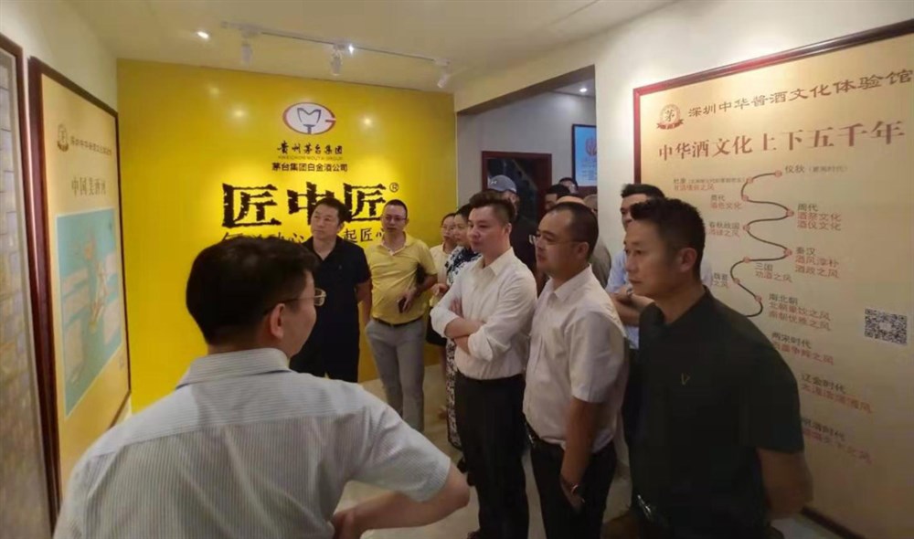 總經(jīng)理林小舌介紹了匠中匠酒業(yè)的歷史和發(fā)展，以及酒和地理、氣候、環(huán)境的相互依存關(guān)系！ 