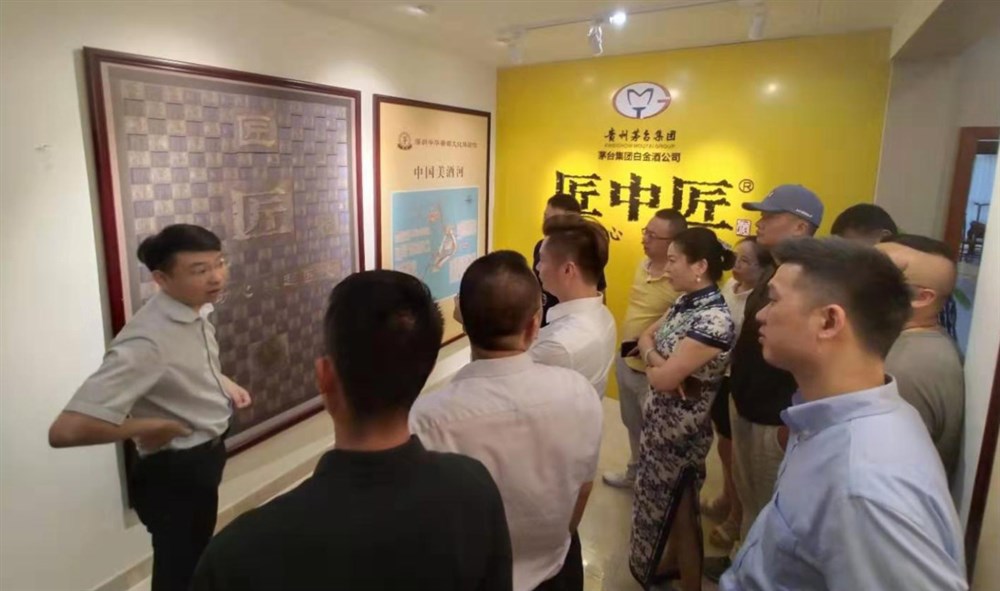 總經(jīng)理林小舌介紹了匠中匠酒業(yè)的歷史和發(fā)展，以及酒和地理、氣候、環(huán)境的相互依存關(guān)系！ 