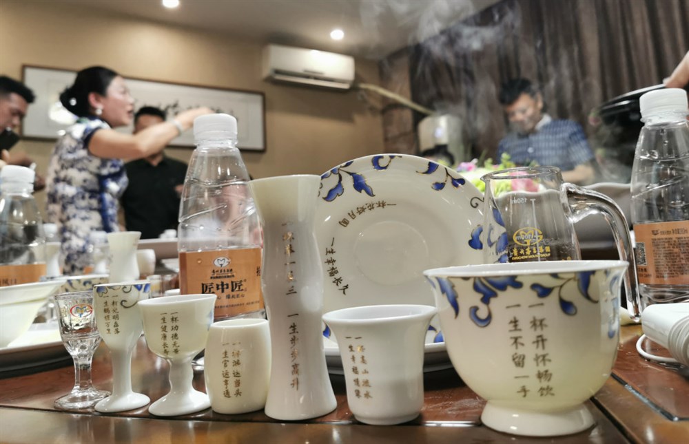 匠中匠酒業(yè)集團特制的八套酒杯，第八套終極版是：推杯換盞盤(pán)中吸，明月星輝飲瓊漿；返璞歸真歡伯樂(lè )，花好月圓照四方。