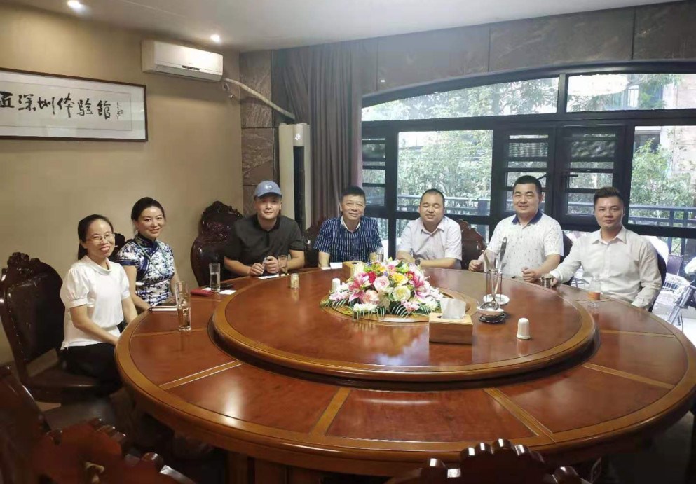 左起：周婭琳、江琳琳、楊亦強、邱來(lái)平、張桅、張平和王坤燦。