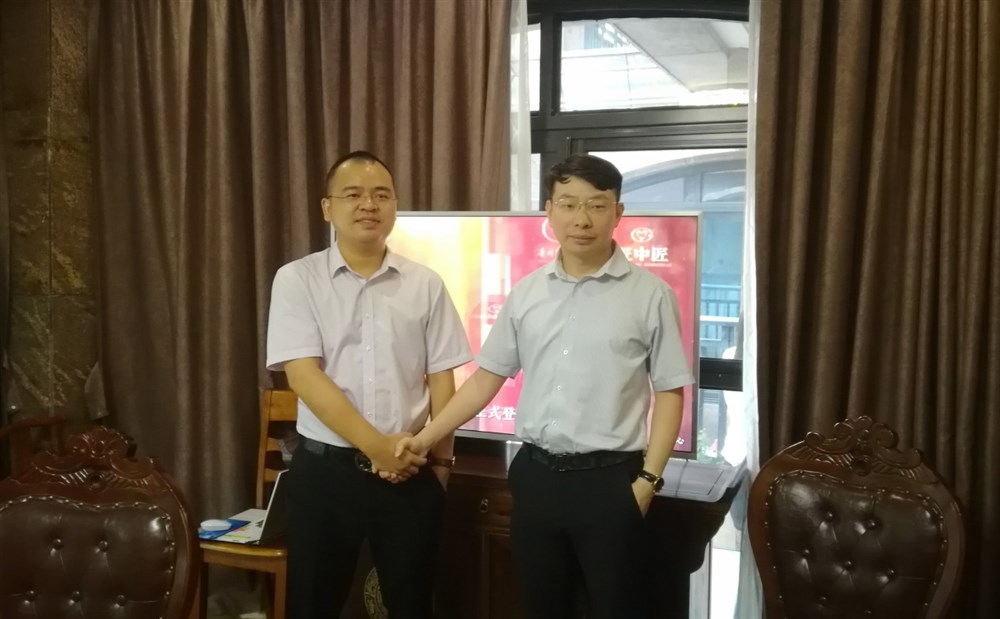 甲必丹執行會(huì )長(cháng)張桅先生（左）與匠中匠酒業(yè)集團總經(jīng)理林小舌。