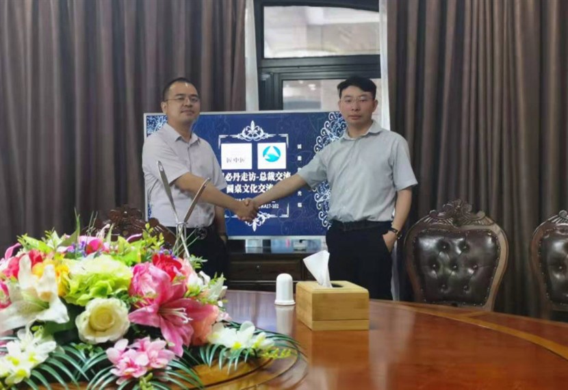 甲必丹執行會(huì )長(cháng)張桅先生（左）與匠中匠酒業(yè)集團總經(jīng)理林小舌。