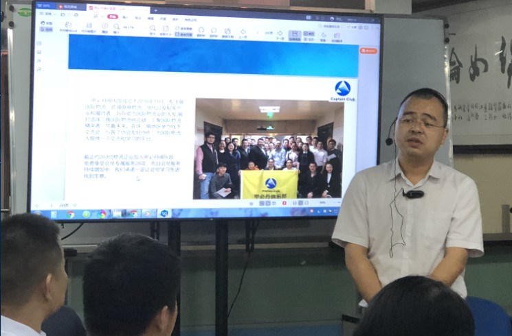 甲必丹俱樂(lè )部執行會(huì )長(cháng)張桅先生（右）做了重要的發(fā)言，介紹甲必丹俱樂(lè )部的發(fā)展壯大與近況和未來(lái)的發(fā)展大計。