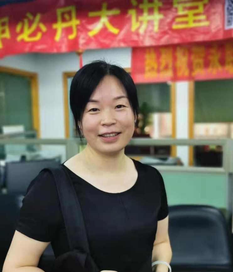 贊助商深圳市森航展商貿有限公司總經(jīng)理謝潔介紹了公司的進(jìn)口紅酒銷(xiāo)售情況和優(yōu)勢。