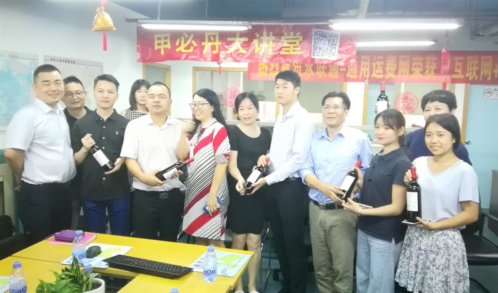 贊助商森航展商貿有限公司總經(jīng)理謝潔、通用運費網(wǎng)創(chuàng  )始人黃炳軒、哈鐵聯(lián)運總經(jīng)理張平、甲必丹俱樂(lè )部執行會(huì )長(cháng)張桅先生共同對獲獎人員進(jìn)行頒獎。