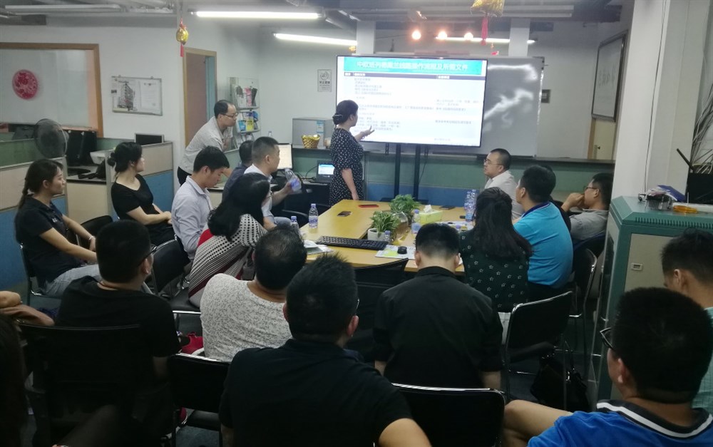 哈鐵聯(lián)運代表介紹一帶一路中歐班列。 