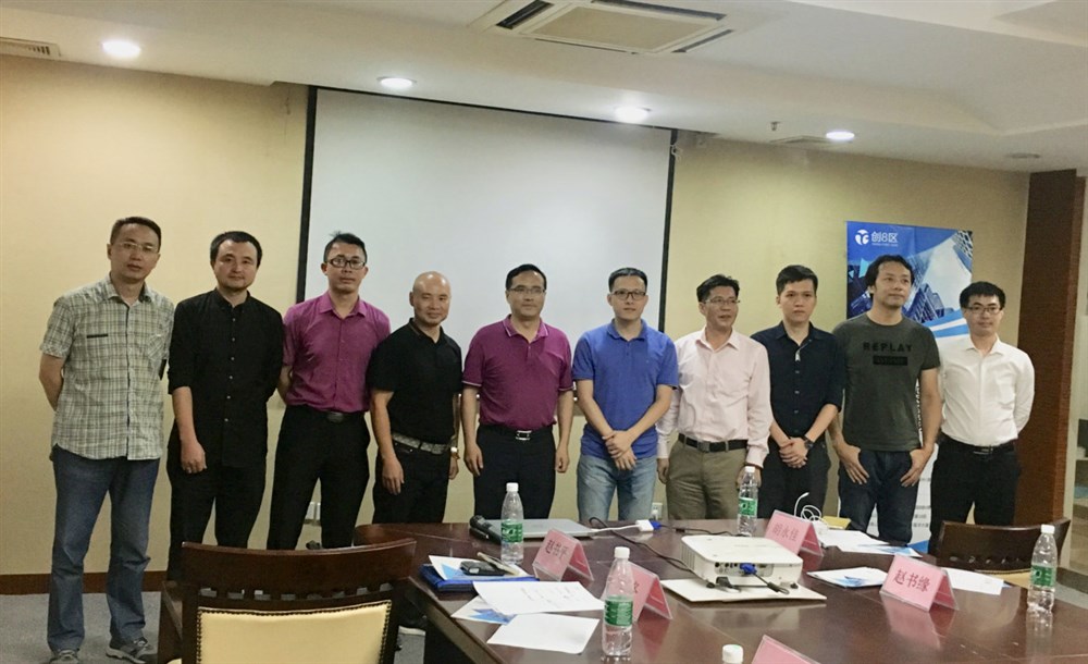 上圖：路演會(huì )主持林聯(lián)歡（右1）、通用運費網(wǎng)CTO陳智淵（右2）、通用運費網(wǎng)創(chuàng  )始人黃炳軒（右4）、投資方代表胡永佳（左5）、四野創(chuàng  )投會(huì )趙書(shū)平（左4）。 