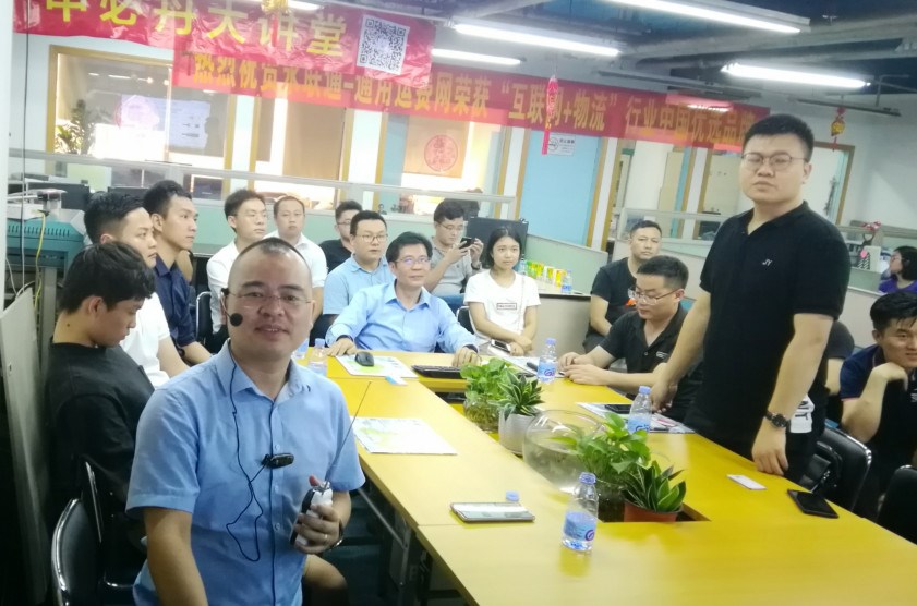 贊助商深圳市迅航星辰國際物流有限公司代表王濤（右）介紹公司的物流貨代優(yōu)勢-澳新航線(xiàn)，以及推介了深圳市迅航星辰供應鏈有限公司澳洲進(jìn)口紅酒和橄欖油的銷(xiāo)售情況。