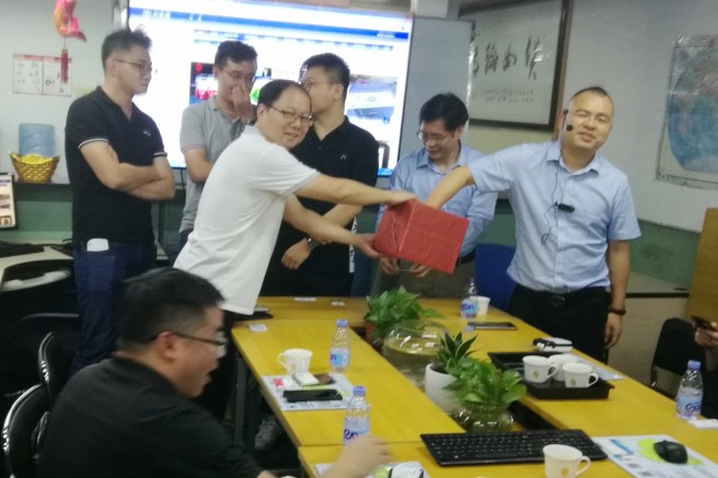 會(huì )議主持甲必丹俱樂(lè )部秘書(shū)徐文良做了開(kāi)場(chǎng)發(fā)言（左）、通用運費網(wǎng)董事長(cháng)黃炳軒與甲必丹俱樂(lè )部執行會(huì )長(cháng)張桅先生（右）主持抽獎儀式。