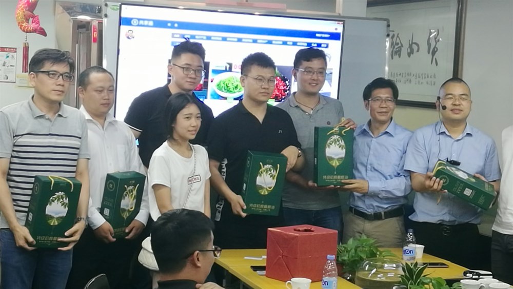 贊助商深圳市迅航星辰國際物流有限公司代表王濤（中）對獲獎人員進(jìn)行頒獎。