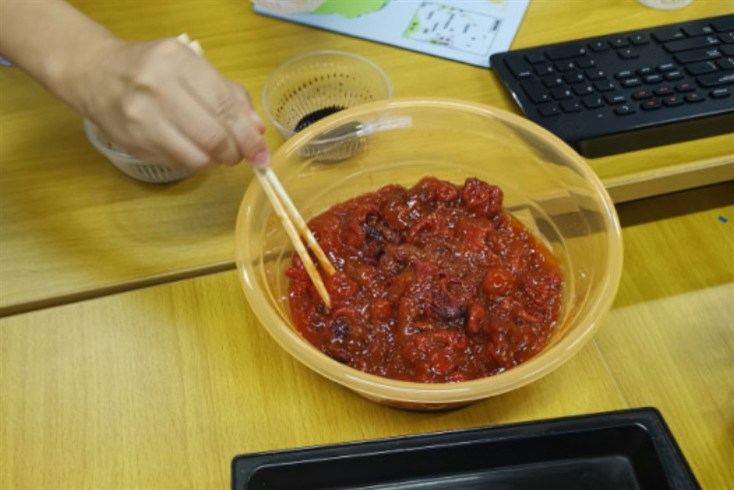 通用共享通網(wǎng)絡(luò )銷(xiāo)售平臺的產(chǎn)品之一“凍調味八爪魚(yú)”-日本壽司料理店特供產(chǎn)品-由惠州市海匯源公司提供。