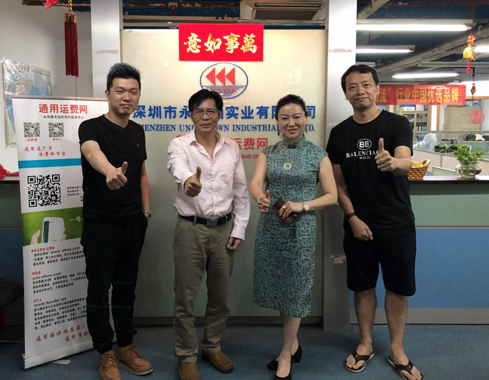 左起：意天物聯(lián)總裁助理錢(qián)煜、通用運費網(wǎng)董事長(cháng)黃炳軒、意天物聯(lián)董事長(cháng)江琳琳、通用運費網(wǎng)副總經(jīng)理陳智淵。