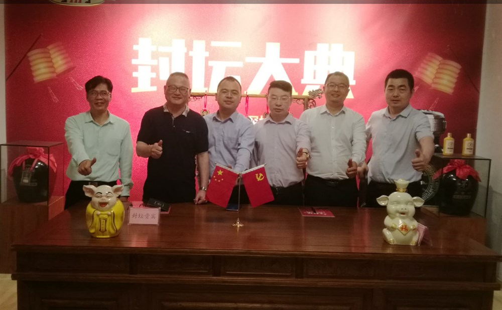 封壇大典，左起：通用運費網(wǎng)董事長(cháng)黃炳軒、三聯(lián)國際物流總經(jīng)辦主任張子群、甲必丹俱樂(lè )部執行會(huì )長(cháng)張桅、匠中匠總經(jīng)理林小舌、逸榮國際貨物運輸總經(jīng)理劉少球、哈鐵聯(lián)運總經(jīng)理張平