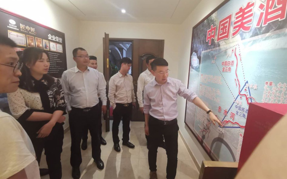 總經(jīng)理林小舌介紹了匠中匠酒業(yè)的歷史和發(fā)展，以及酒和地理、氣候、環(huán)境的相互依存關(guān)系！ 