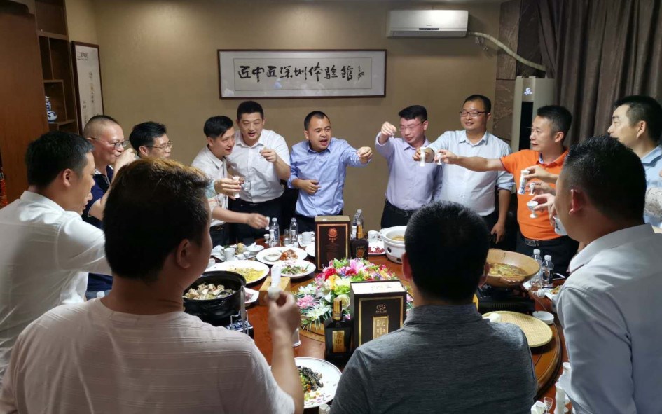 深圳體驗館館長(cháng)曲博分別給聚會(huì )人員敬酒！ 