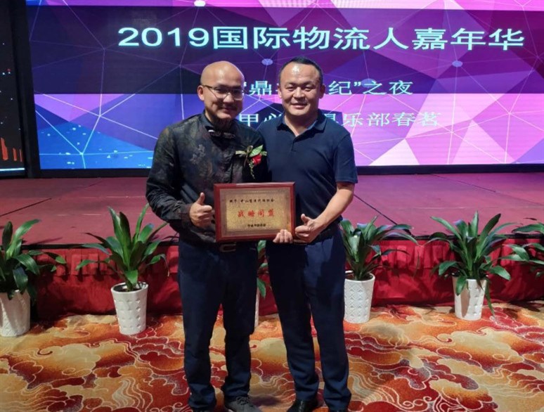甲必丹俱樂(lè )部會(huì )長(cháng)胡道賢（右）與戰略同盟會(huì )員兼大會(huì )主持人美宏國際貨運代理（香港)有限公司董事長(cháng)張作宏。