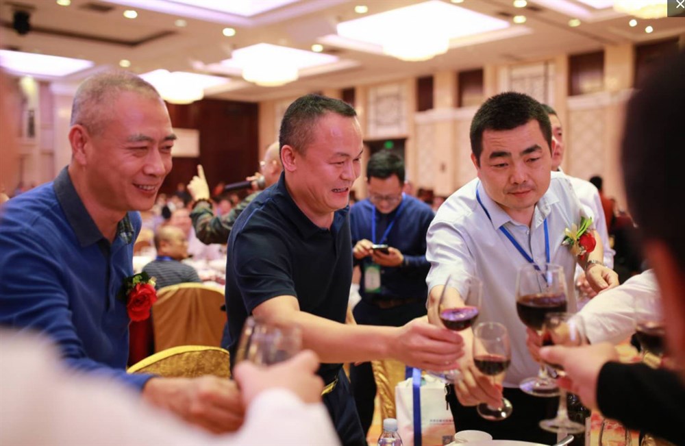 甲必丹俱樂(lè )部會(huì )長(cháng)胡道賢（中）給與會(huì )代表敬酒。