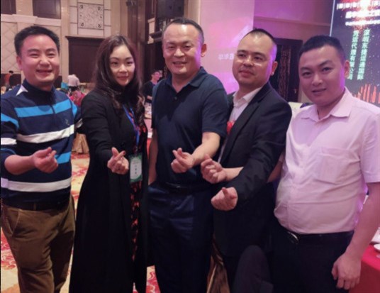 甲必丹俱樂(lè )部會(huì )長(cháng)胡道賢（右）和執行會(huì )長(cháng)張桅（右2）。