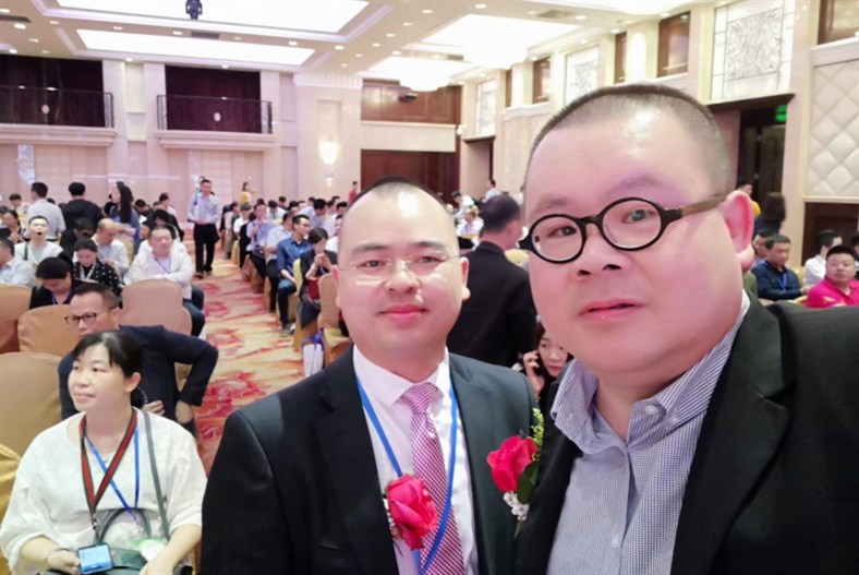現任46個(gè)協(xié)會(huì )會(huì )長(cháng)的風(fēng)云人物兼東捷運通董事長(cháng)黃鵬（右）和甲必丹俱樂(lè )部執行會(huì )長(cháng)張桅（左）合影。