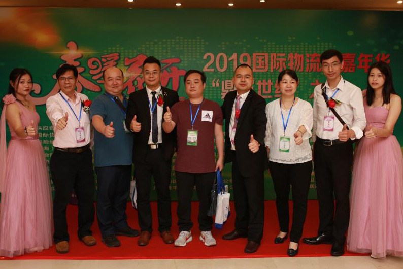 深圳市永聯(lián)通實(shí)業(yè)有限公司兼通用運費網(wǎng)董事長(cháng)黃炳軒（左2）與代表們簽到后留影。