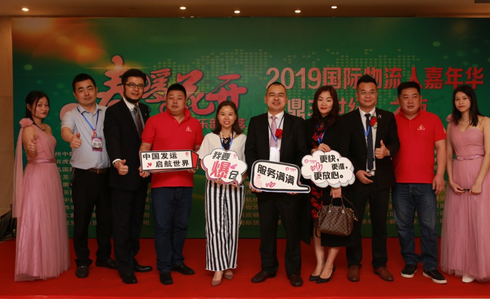 甲必丹俱樂(lè )部執行會(huì )長(cháng)張桅（右5）與長(cháng)江三劍客航線(xiàn)聯(lián)盟（李亢，劉國，陳華）合影。