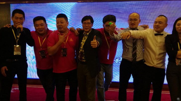 通用運費網(wǎng)董事長(cháng)黃炳軒（中）、甲必丹俱樂(lè )部會(huì )長(cháng)張桅與長(cháng)江三劍客！