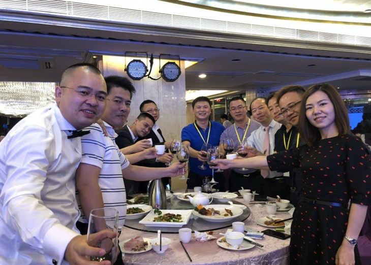 張桅會(huì )長(cháng)（左1）給大家敬酒！