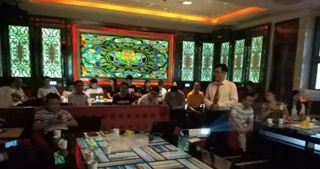 參與人員在各抒己見(jiàn)交流溝通。