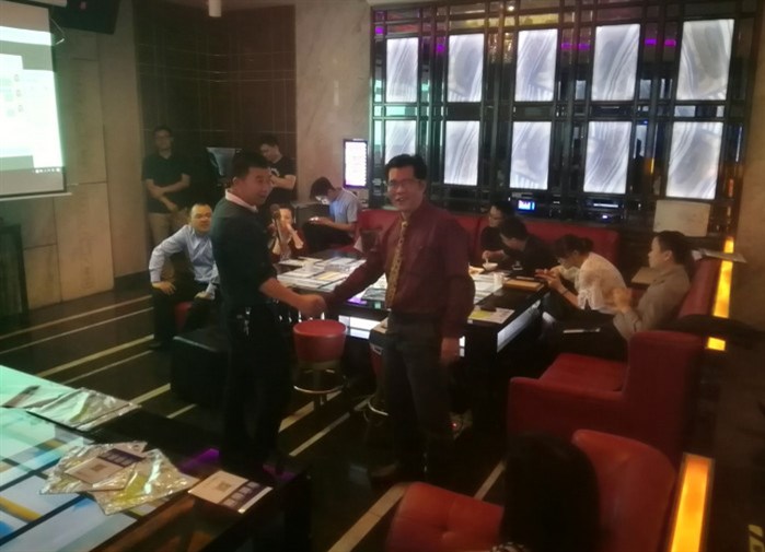 廣州市步步通物流有限公司總經(jīng)理兼湖南平江商會(huì )物流協(xié)會(huì )秘書(shū)長(cháng)凌杜貴與通用運費網(wǎng)總經(jīng)理黃炳軒。