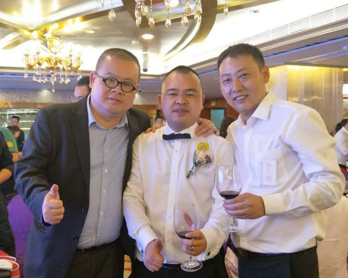 甲必丹會(huì )長(cháng)張桅與東捷運通董事長(cháng)黃鵬（左）和富達會(huì )秘書(shū)長(cháng)兼深圳龍騰國際總經(jīng)理龍檢軍（右）。