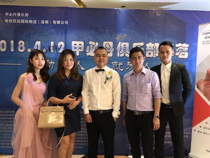 甲必丹會(huì )長(cháng)張桅與深圳市晶津供應鏈管理有限公司總經(jīng)理吳澤鑫（右2）、深圳中啟國際物流有限公司覃信銘（右1）、林美齡（左2）。